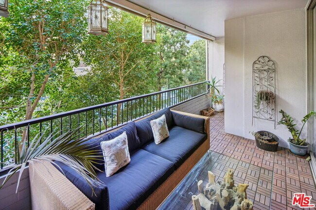 Building Photo - 1100 Alta Loma Rd