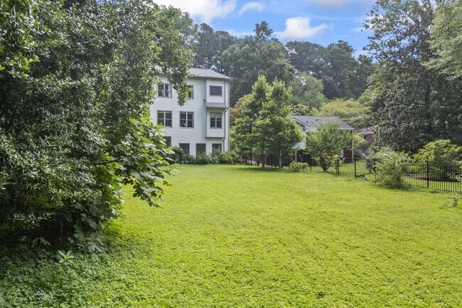 Building Photo - 1742 Helen Dr NE