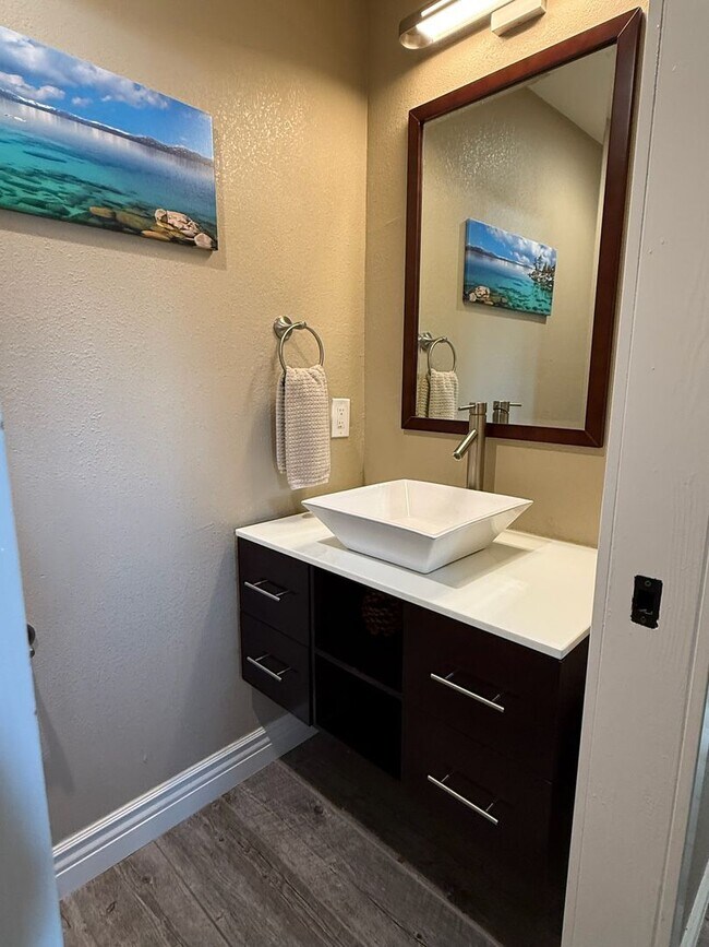 Building Photo - Beautiful 3 Bed 2.5 Bath Home in the Prune...