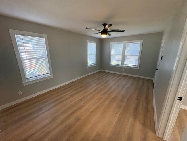 Building Photo - 4620 Bennett Ave