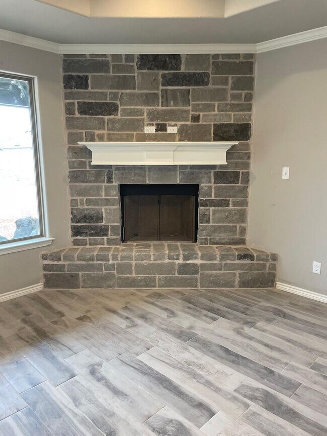 Building Photo - Newer Home in Grand Places