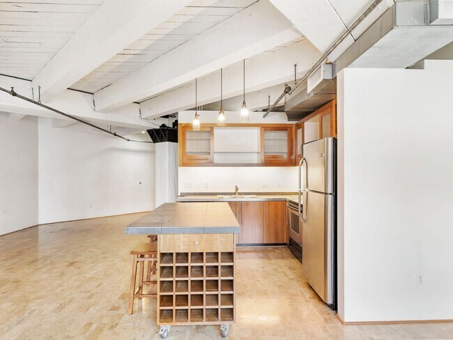 Building Photo - Marshall Wells - North facing Pearl District Loft w/parking/storage/ac