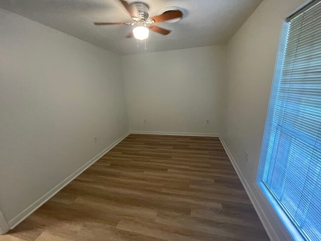 Building Photo - 1202 Ferncrest Dr