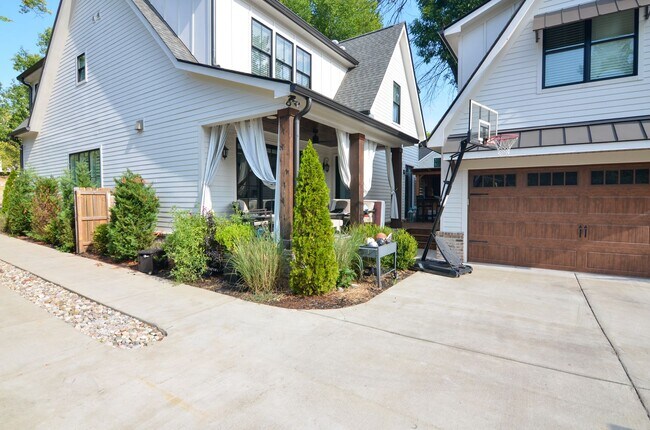 Building Photo - Fully Furnished in Downtown Franklin