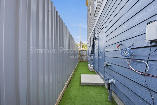 Building Photo - 2204 Lou Ellen Ln