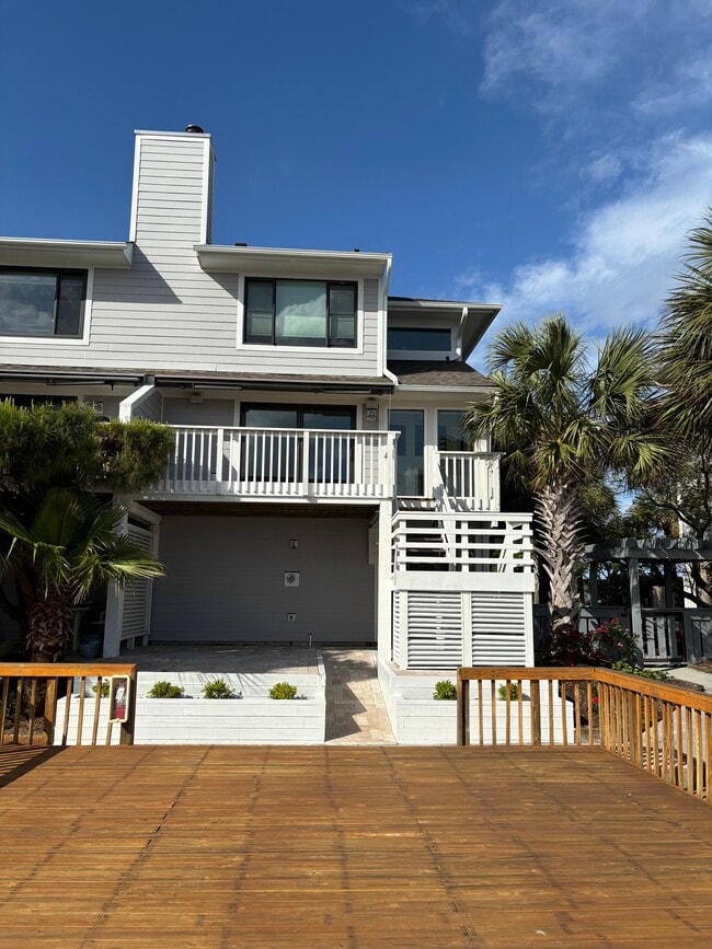 Building Photo - 350 Causeway Dr