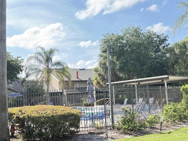 Building Photo - 497 Club Dr