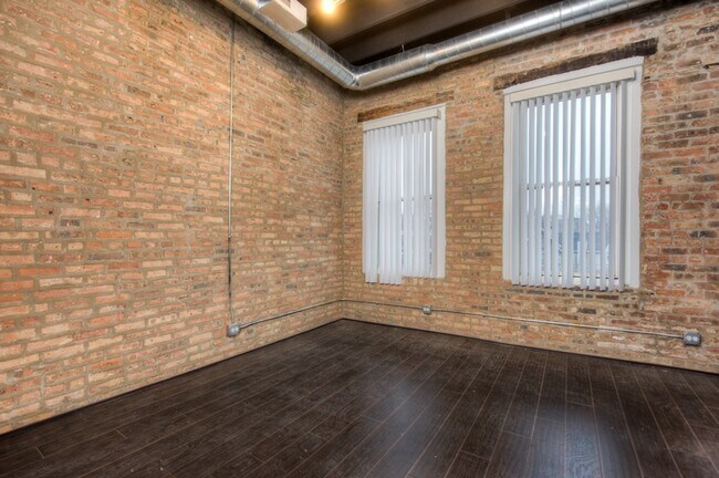 Building Photo - Spacious 4 Bed 3 Bath located in the North Center area