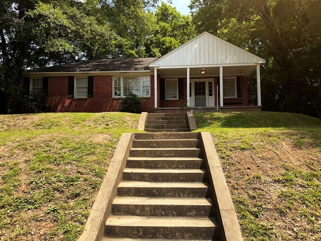 Building Photo - 815 6th Ave N