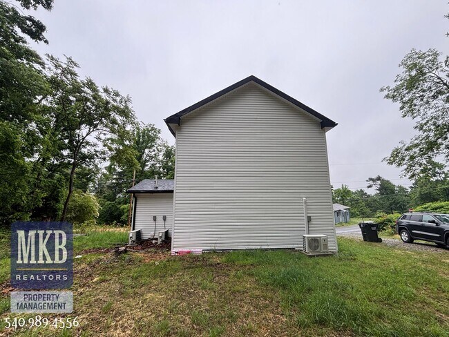 Building Photo - 811 Montvue Rd