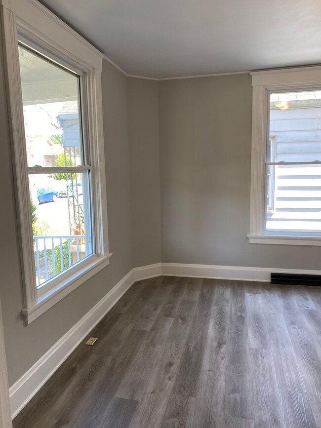 Building Photo - Newly renovated home immediately available