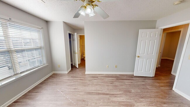 Building Photo - Renovated Three Bedroom Columbia Townhome!!