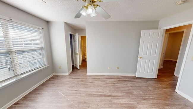 Building Photo - Spacious Three Bedroom Townhome in Columbi...