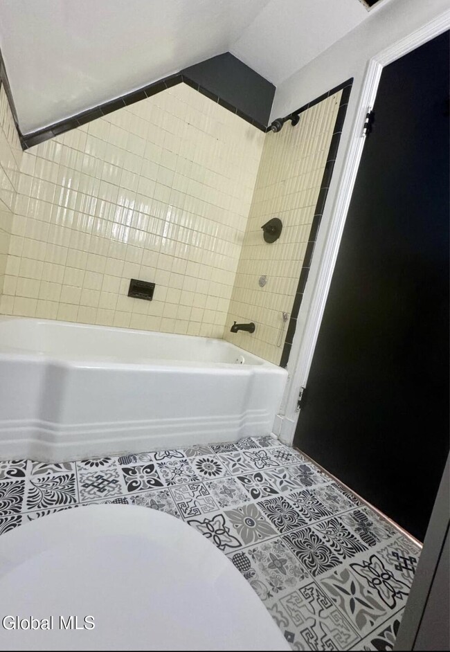 Building Photo - 612 Union St