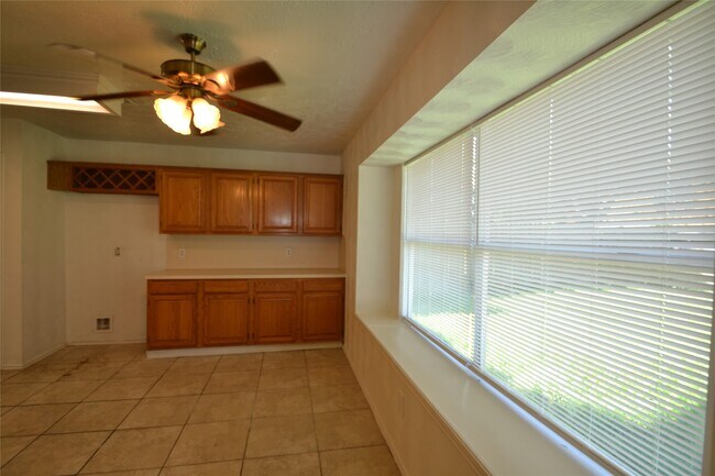 Building Photo - 12410 Meadow Briar Dr