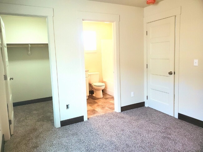 Building Photo - 2 bed, 2 bath with great views!