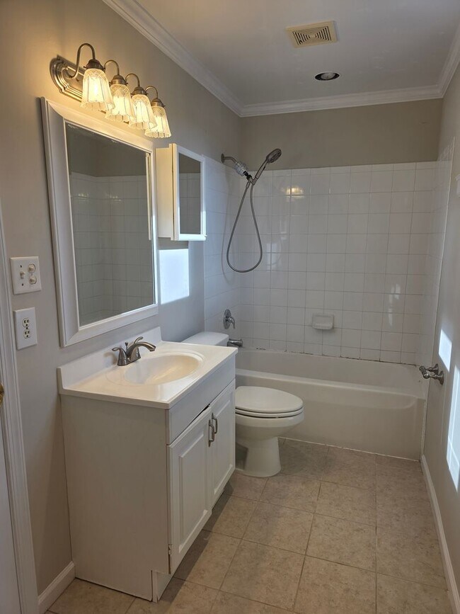 Building Photo - Twin Home in Saddlebrook