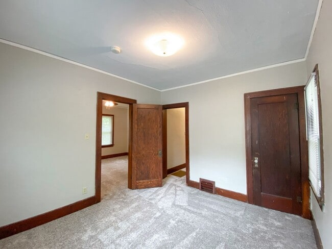 Building Photo - 4 Bedroom House Near Campus