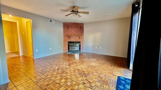 Building Photo - Beautiful Townhome Near Gunner's Lake in G...