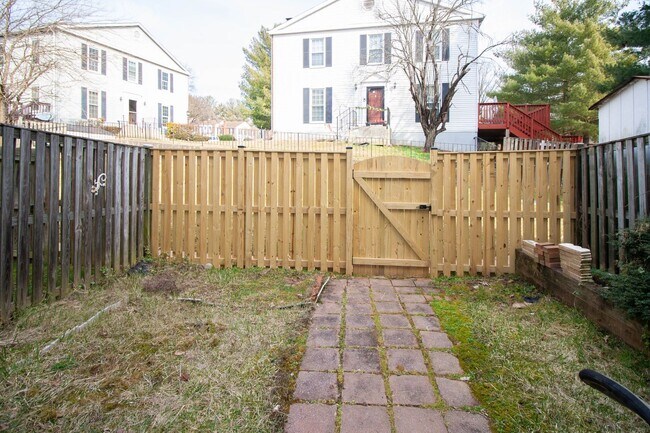 Building Photo - Gorgeous and updated 3Bd/2.5Bth townhome in the Town of Forest Hills! w/2 assigned parking space!