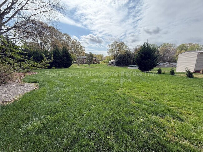 Building Photo - 916 Spring Hill Ct