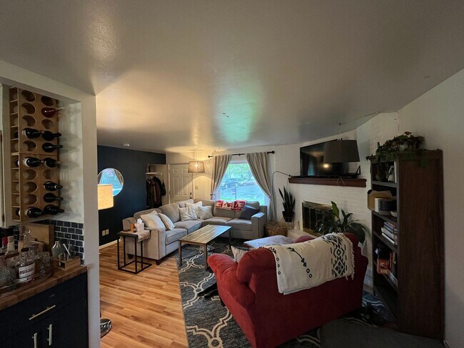 Building Photo - FULLY FURNISHED Midtown Three Bedroom Space for Rent, Great Location!