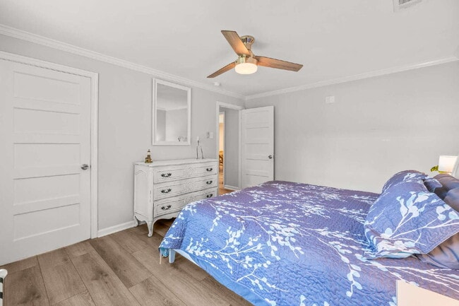 Building Photo - "Charming 3-Bedroom, 2.5-Bath Home Now Ava...