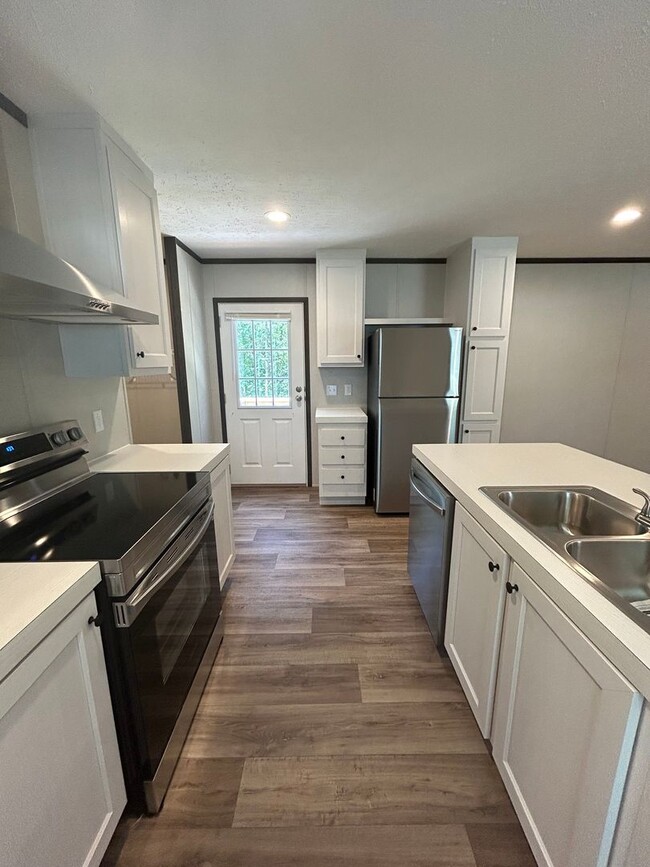 Building Photo - A charming 3 Bedroom/2 Bathroom home!