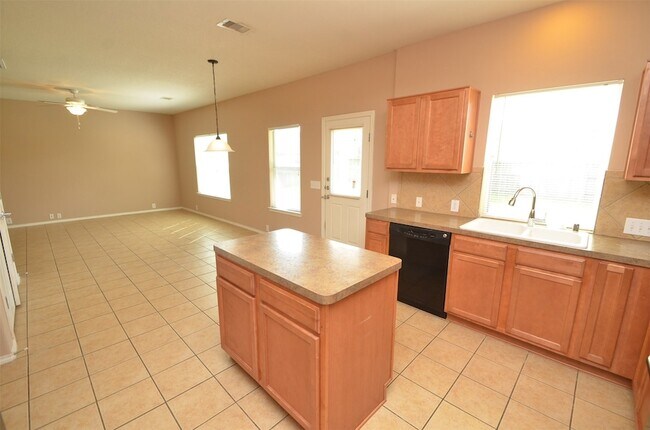 Building Photo - 915 Butterfly Ln