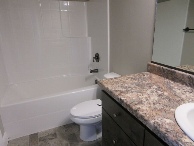 Building Photo - Move-In Discount - 3 bedroom, 2.5 bath - Heart of Cedar City!