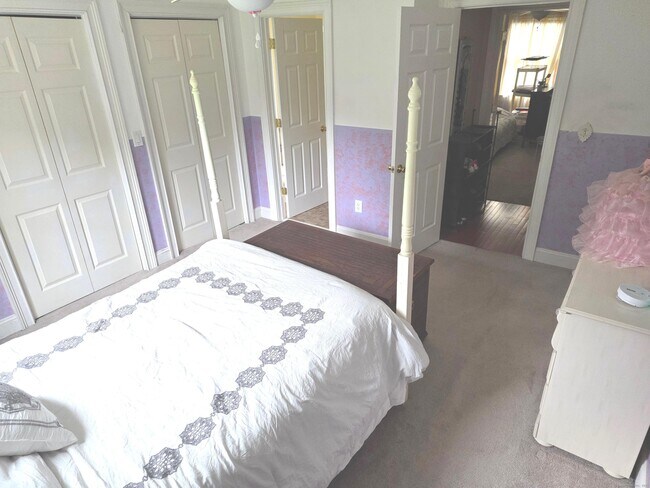 Building Photo - 913 Pleasant Valley Rd