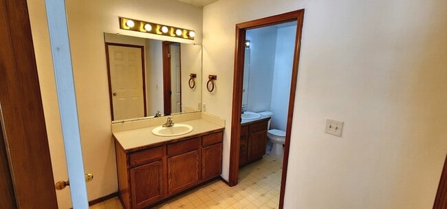 Building Photo - 1326 S Skyline Dr