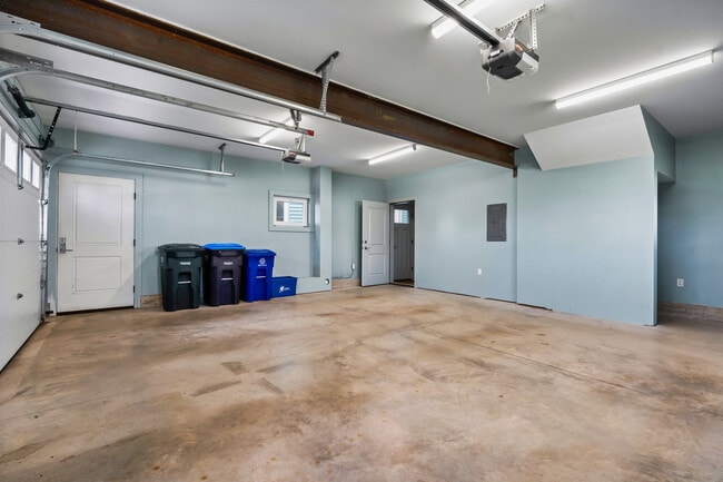 Building Photo - 1 Shoreline Dr