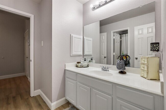 Building Photo - Beautiful house includes oversized covered Front Porch, features 4 Beds, 2 Baths, Study, Gameroom...