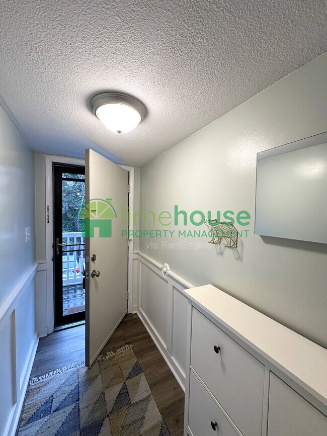 Building Photo - 3200 Lynnhaven Dr