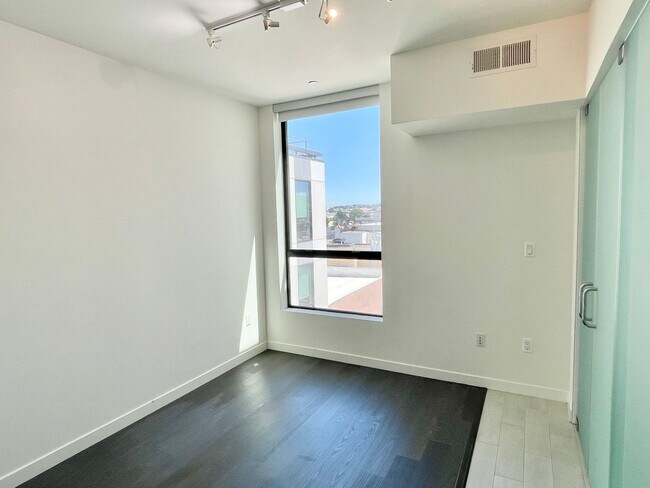 Building Photo - HIP 2BR/2BA Inner Mission Top Floor Boutiq...