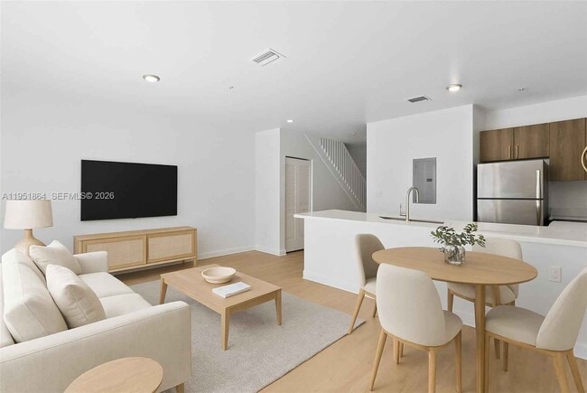 Building Photo - 170 NW 158 St #8 Miami, FL 33169