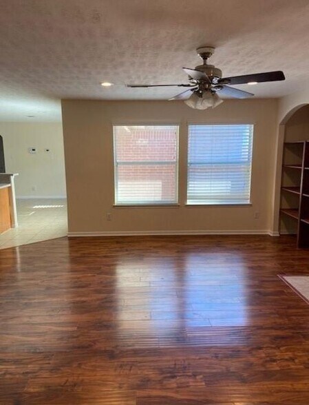 Building Photo - 6618 Autumn Thistle Dr