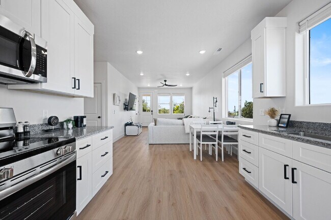 Building Photo - "Spacious & Stylish 3-Bedroom 2 bath Furnished Haven in Cedar City – Your Perfect Home Awaits!"