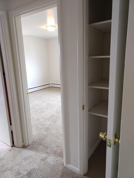 linen closet - 5361 Plumridge Dr