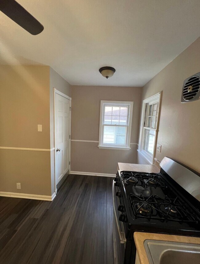 Building Photo - Beautiful 2 bedroom 1 bathroom