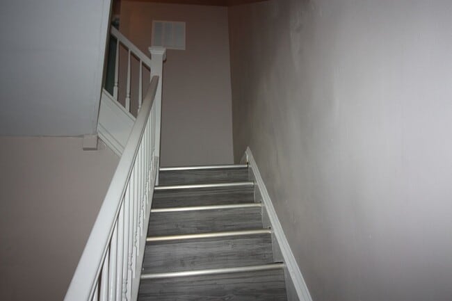 Building Photo - Beautiful 3 BD 1 BA Townhome in Amazing Location