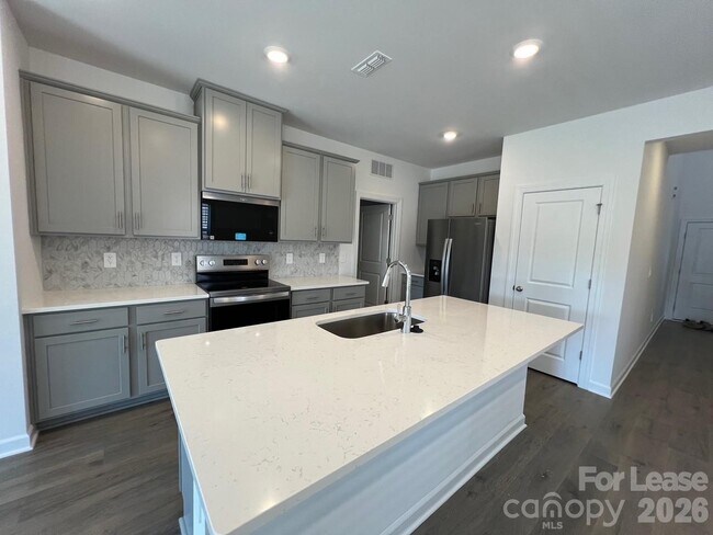 Building Photo - 1524 31st St NE