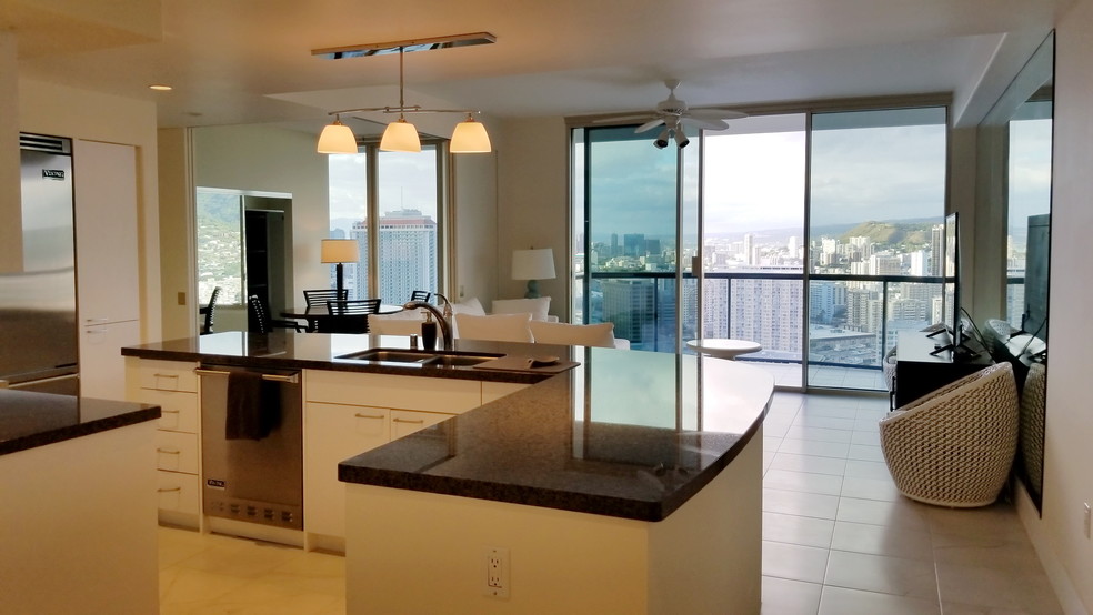 Kitchen & livingroom with lanai. - 1837 Kalakaua Ave