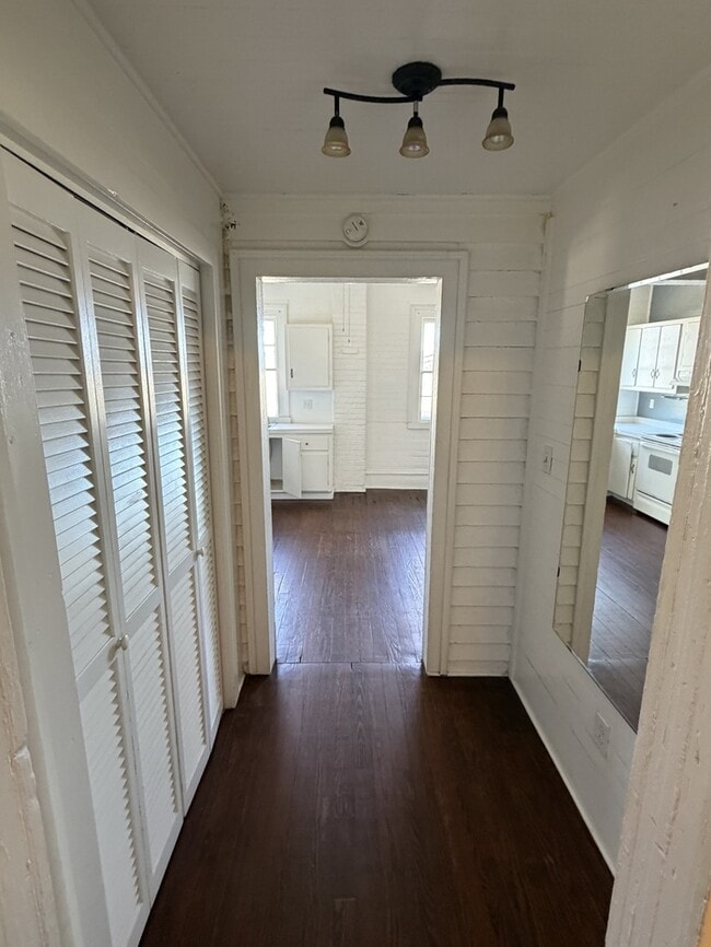 Building Photo - 411 Latham Ln