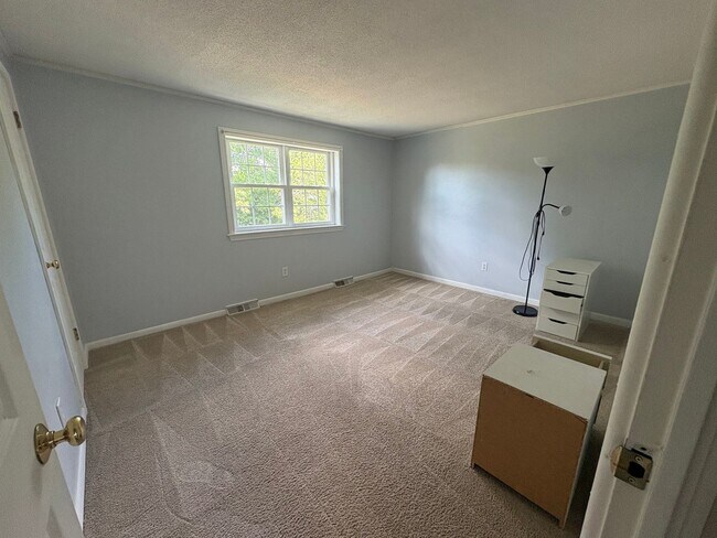 Building Photo - Newly updated 2 Bedroom Townhouse in quite neighborhood