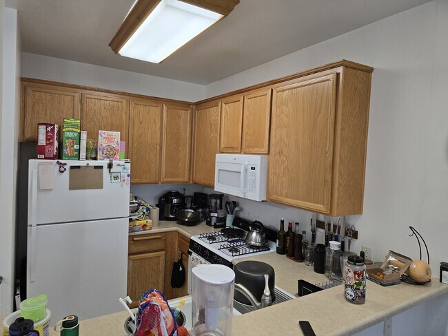 Kitchen - 5325 Newcastle Ave