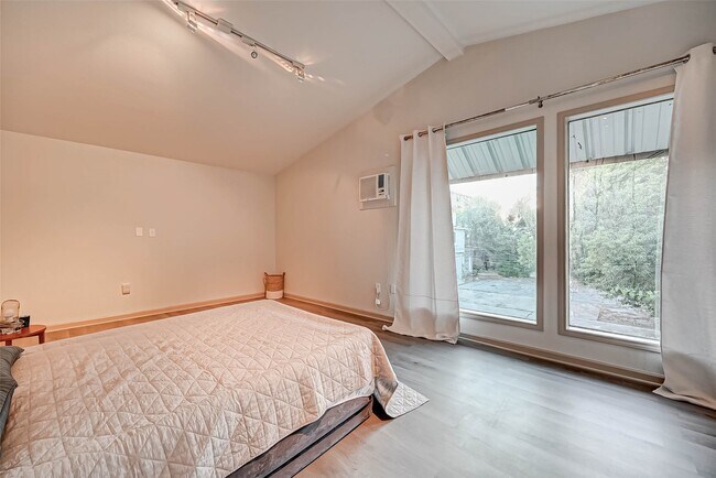 Building Photo - 1612 W Alabama St