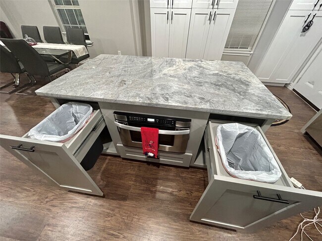 Building Photo - 4010 Chapman St