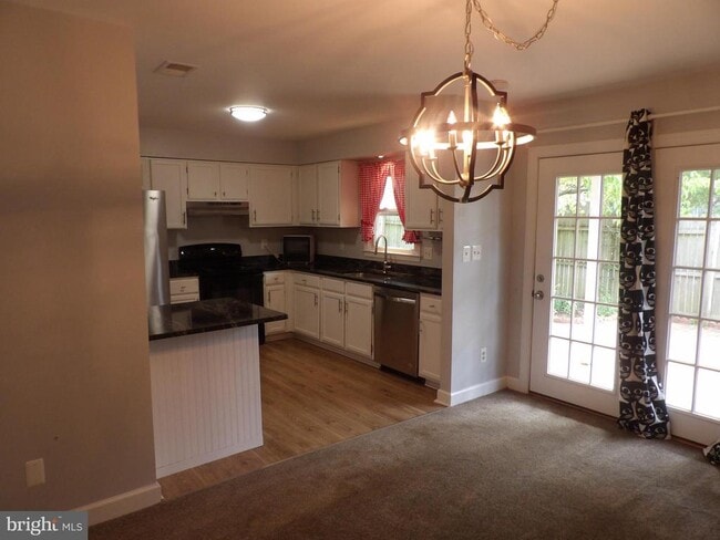 Building Photo - 413 Forest Ct